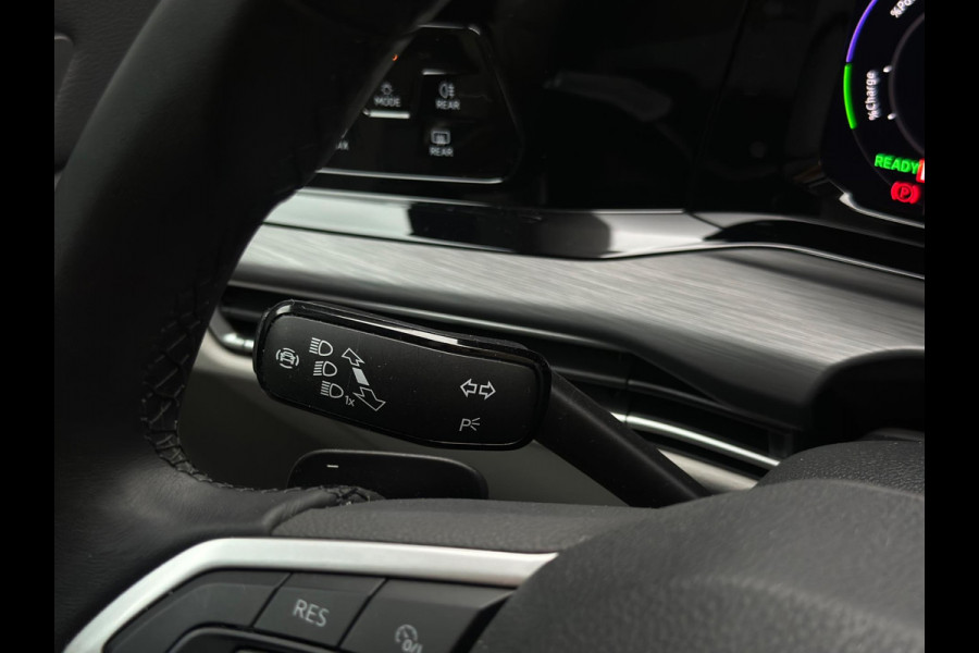 Volkswagen Golf 1.4 eHybrid STYLE, panoramadak, sportinterieur, trekhaak,19 inch, nl auto met nationale auto pas