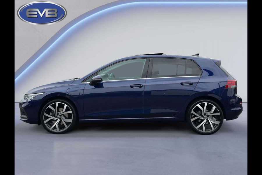 Volkswagen Golf 1.4 eHybrid STYLE, panoramadak, sportinterieur, trekhaak,19 inch, nl auto met nationale auto pas
