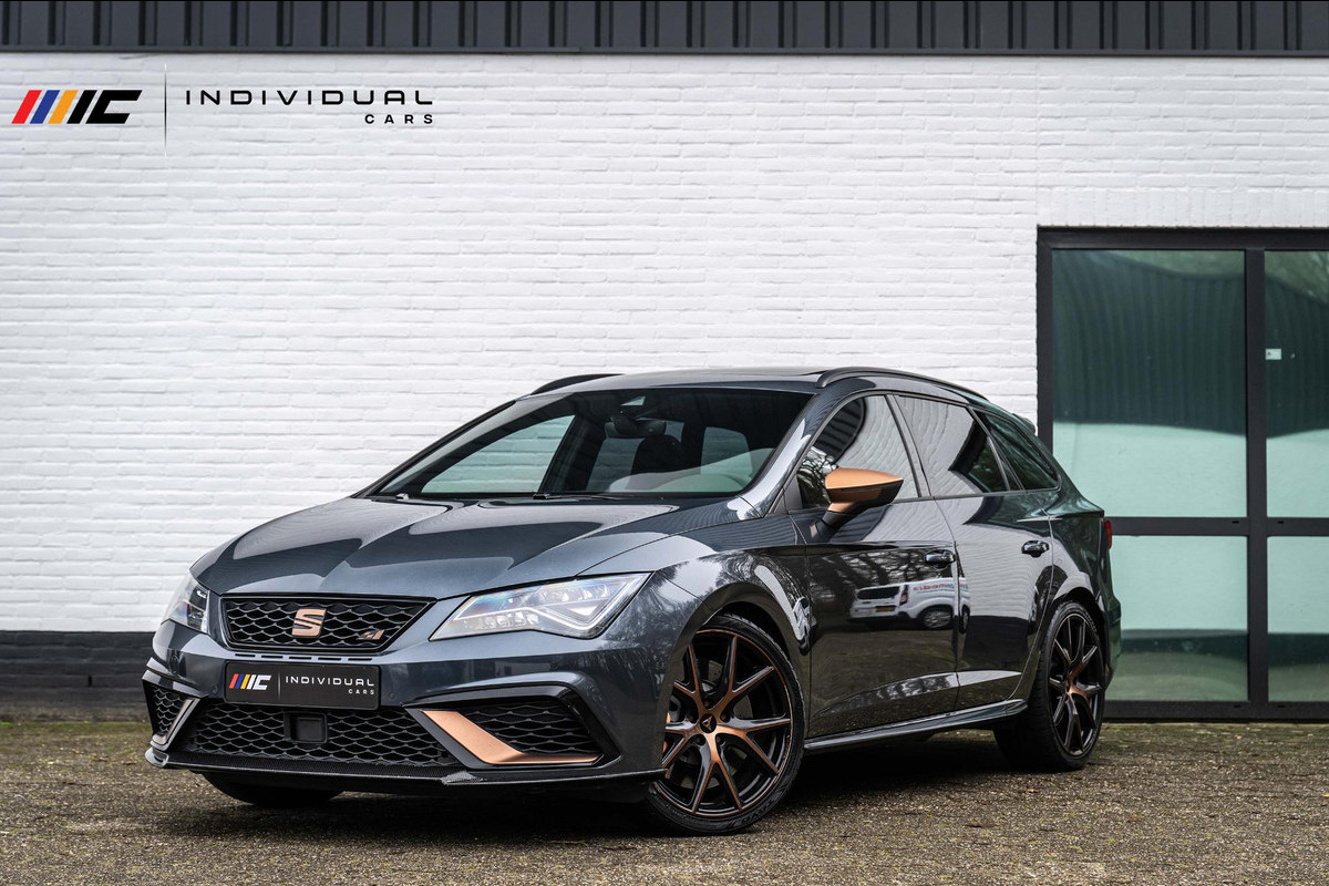 Seat León ST 2.0 TSI CUPRA R 4DRIVE ACC DCC Carbon Beats Pano Seat León ST 2.0 TSI CUPRA R 4DRIVE ACC DCC Carbon Beats Pano