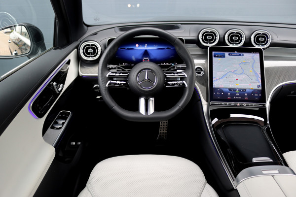 Mercedes-Benz GLC 300e 4MATIC AMG Line Aut9 | Achterasbesturing | Luchtvering | Panoramadak | HUD | Memory | Digital Light | Surround Camera | Keyless Go |