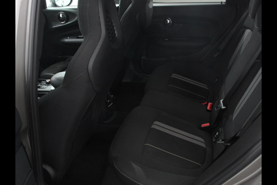 MINI Clubman 1.5 Cooper Chili Hyde Park Climate control Cruise control Voorstoelen verwarmd Parkeersensor achter LED Apple Carplay/ Android Auto