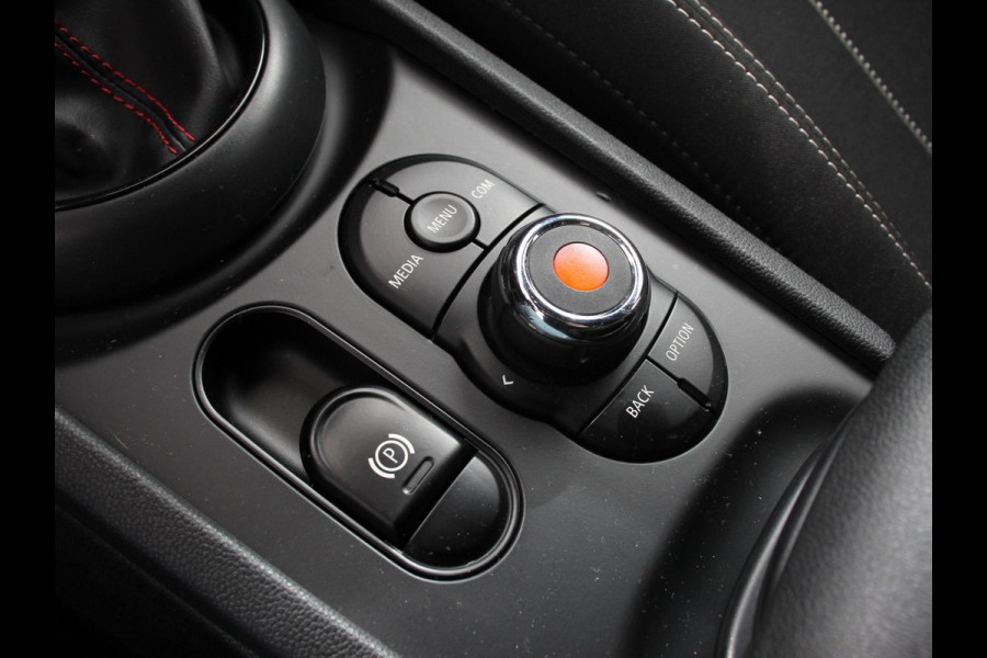 MINI Clubman 1.5 Cooper Chili Hyde Park Climate control Cruise control Voorstoelen verwarmd Parkeersensor achter LED Apple Carplay/ Android Auto