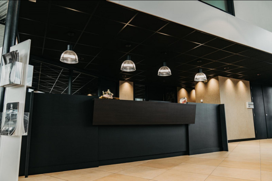 Dodge Ram PREMIUM NIGHT | MAY 2025 BOM VOL + HUD & 14.4 INCH SCHERM | LUCHTVERING | 420PK 636 Nm | PRIJS MET LPG EN COVER EN GARANTIE | DUBBELE CABINE | PICK UP | 5 PERSOONS | DC | GRIJSKENTEKEN | VOORRAAD NR 2232 - 3424