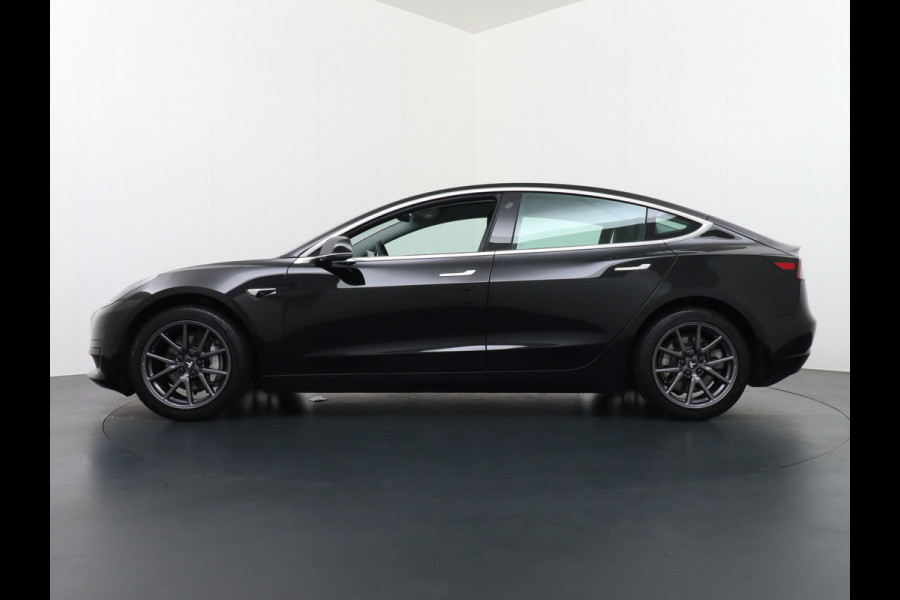 Tesla Model 3 RWD SR+ 60kWh 325PK FSD 3-Computer 18" AutoPilot Leder PanoDak Adaptive-Cruise Lmv Camera's Elektr.-Stuur+Stoelen+Spiegels+Geheu Navi LED Comfortstoelen ACC DAB Voorverwarmen interieur via App Keyless via Telefoonsleutel One-Pedal-Drive Origineel Nederlandse auto tot 11kw laden thuis! Garantie Accu tot  03-03-2028 max 160.000km 1.584kg licht!