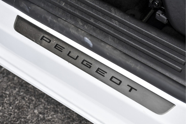 Peugeot 2008 1.2 PureTech 130 GT - Automaat | Dig. Cockpit | Adapt. Cruise | Elek. stoel | Stoelverw. | PDC | Camera | NAV + App. Connect | ECC | LM 17" | 6663
