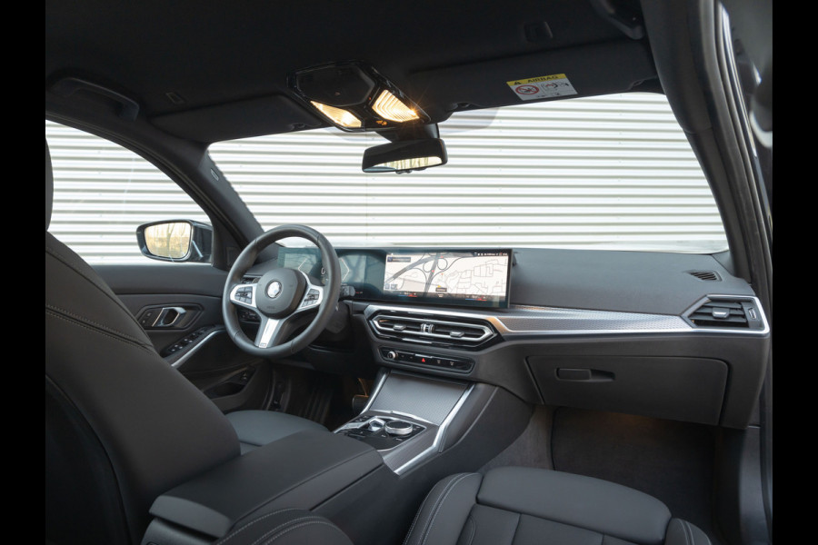 BMW 3 Serie Touring 330i M-Sport - Trekhaak - ACC - Hifi - Camera - M Sport Remmen Blauw