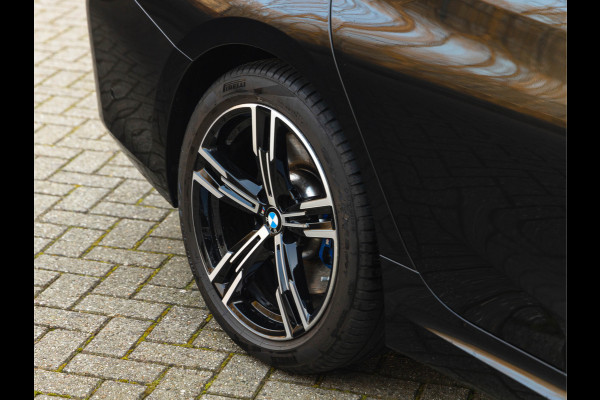BMW 3 Serie Touring 330i M-Sport - Trekhaak - ACC - Hifi - Camera - M Sport Remmen Blauw