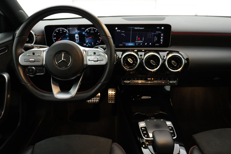 Mercedes-Benz A-Klasse 180 Business Solution AMG Night Upgrade Automaat (PANORAMADAK, STOELVERWARMING, CAMERA, 1e EIGENAAR)