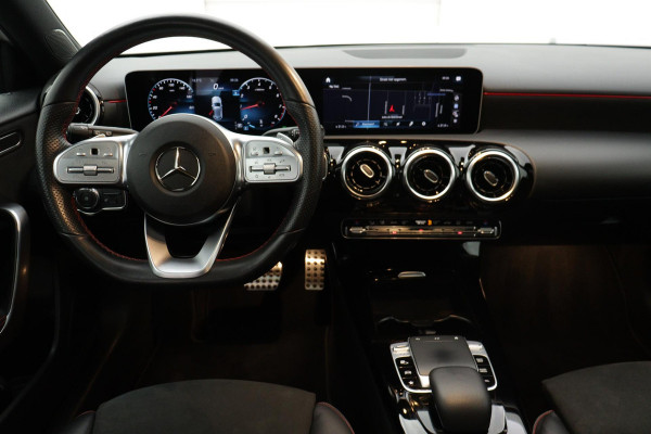 Mercedes-Benz A-Klasse 180 Business Solution AMG Night Upgrade Automaat (PANORAMADAK, STOELVERWARMING, CAMERA, 1e EIGENAAR)