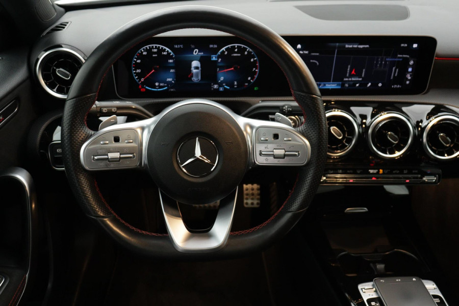 Mercedes-Benz A-Klasse 180 Business Solution AMG Night Upgrade Automaat (PANORAMADAK, STOELVERWARMING, CAMERA, 1e EIGENAAR)