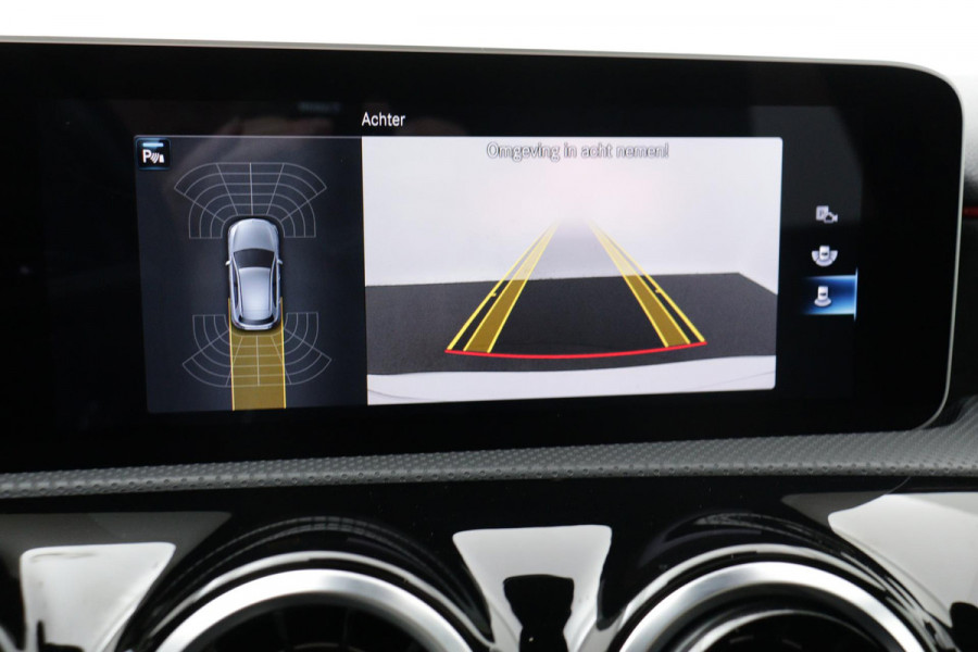 Mercedes-Benz A-Klasse 180 Business Solution AMG Night Upgrade Automaat (PANORAMADAK, STOELVERWARMING, CAMERA, 1e EIGENAAR)