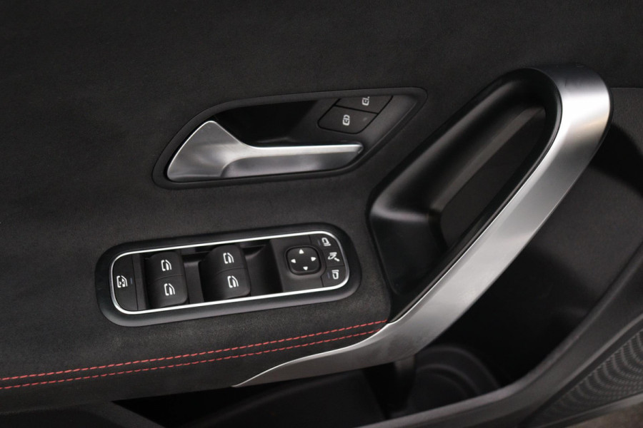 Mercedes-Benz A-Klasse 180 Business Solution AMG Night Upgrade Automaat (PANORAMADAK, STOELVERWARMING, CAMERA, 1e EIGENAAR)