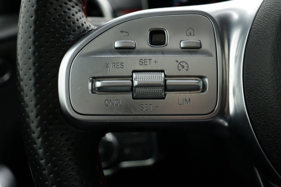 Mercedes-Benz A-Klasse 180 Business Solution AMG Night Upgrade Automaat (PANORAMADAK, STOELVERWARMING, CAMERA, 1e EIGENAAR)
