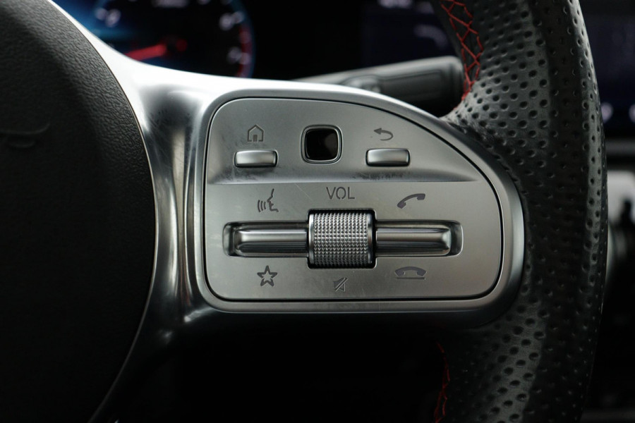 Mercedes-Benz A-Klasse 180 Business Solution AMG Night Upgrade Automaat (PANORAMADAK, STOELVERWARMING, CAMERA, 1e EIGENAAR)
