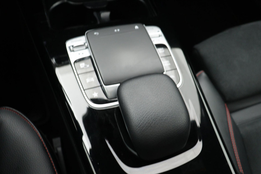 Mercedes-Benz A-Klasse 180 Business Solution AMG Night Upgrade Automaat (PANORAMADAK, STOELVERWARMING, CAMERA, 1e EIGENAAR)