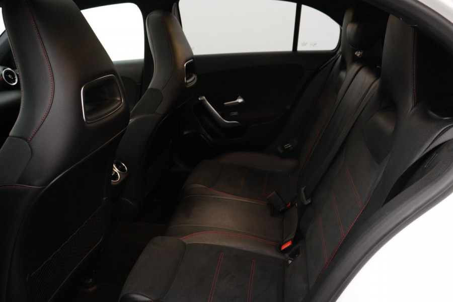 Mercedes-Benz A-Klasse 180 Business Solution AMG Night Upgrade Automaat (PANORAMADAK, STOELVERWARMING, CAMERA, 1e EIGENAAR)