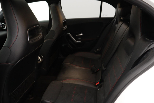 Mercedes-Benz A-Klasse 180 Business Solution AMG Night Upgrade Automaat (PANORAMADAK, STOELVERWARMING, CAMERA, 1e EIGENAAR)