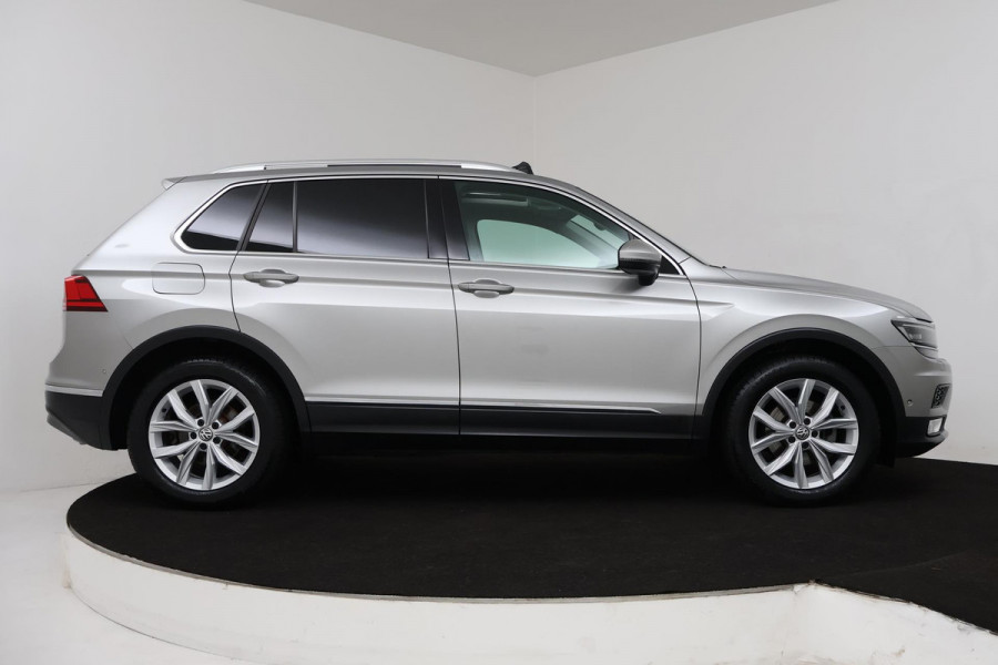 Volkswagen Tiguan 1.4 TSI ACT Highline (PANORAMADAK, PARKEERSENSOREN, TREKHAAK, CRUISE, NAVIGATIE, STOELVERWARMING, CAMERA)