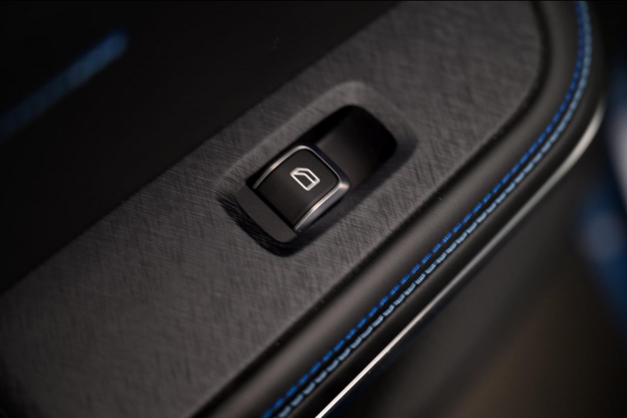 Lynk & Co 01 1.5 261PK Plug-in Hybrid *Black pakket * 360* camera Pano/dak Apple/Carplay Adaptive/Cruise