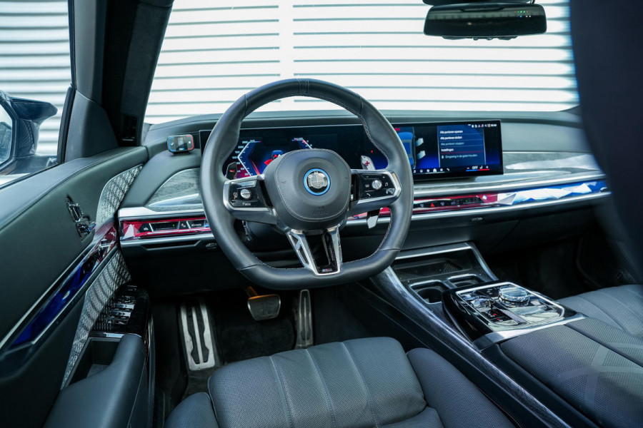 BMW 7 Serie M760e xDrive Carbon 22" Velgen FireTV Ambient Softclose FULL OPTION! Trekhaak