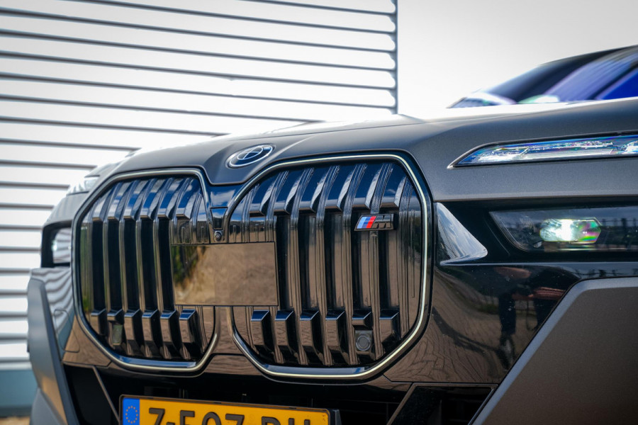 BMW 7 Serie M760e xDrive Carbon 22" Velgen FireTV Ambient Softclose FULL OPTION! Trekhaak