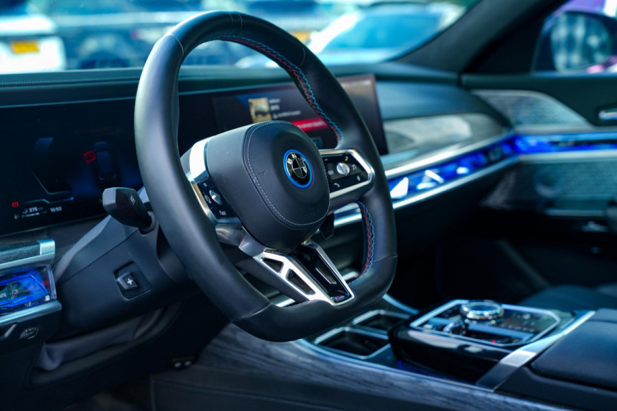 BMW 7 Serie M760e xDrive Carbon 22" Velgen FireTV Ambient Softclose FULL OPTION! Trekhaak