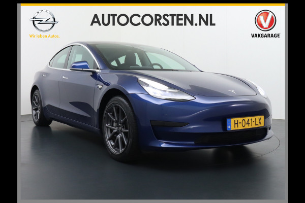 Tesla Model 3 2020 RWD SR+ 60kWh 325PK FSD-3 Computer AutoPilot Leder PanoDak Adaptive-Cruise Lmv 18" Camera's Elektr.-Stuur+Stoelen+Spiegels+ Navi LED Comfortstoelen ACC DAB Voorverwarmen interieur en Keyless via App Origineel Nederlandse auto tot 11kw laden thuis! Garantie Accu en motor tot 18-03-2028/160.000km 1.584kg licht!