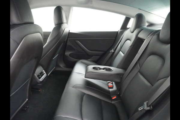 Tesla Model 3 2020 RWD SR+ 60kWh 325PK FSD-3 Computer AutoPilot Leder PanoDak Adaptive-Cruise Lmv 18" Camera's Elektr.-Stuur+Stoelen+Spiegels+ Navi LED Comfortstoelen ACC DAB Voorverwarmen interieur en Keyless via App Origineel Nederlandse auto tot 11kw laden thuis! Garantie Accu en motor tot 18-03-2028/160.000km 1.584kg licht!