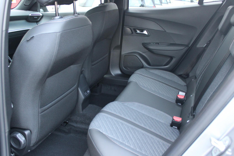 Peugeot 2008 1.2 Hybrid 136PK AUTOMAAT ALLURE | NIEUWE AUTO! | CAMERA VOOR + ACHTER | KEYLESS ENTRY/START | PARKEERSENSOREN VOOR + ACHTER | DODEHOEK DETECTIE | 17" LICHTMETALEN VELGEN | ADAPTIVE CRUISE CONTROL | CLIMATE CONTROL | STOEL VERWARMING | DRAADLOZE APPLE CARPLAY/ANDROID AUTO |