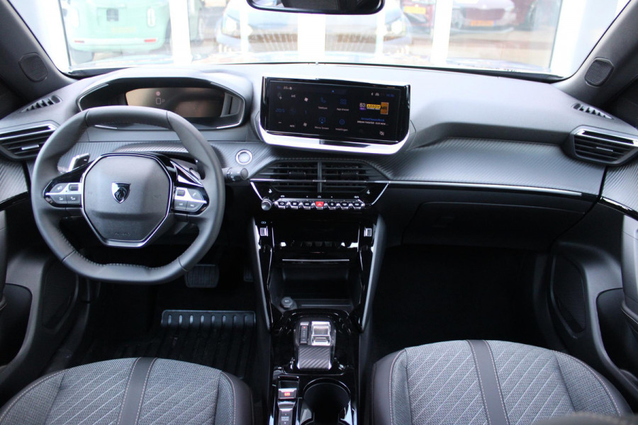 Peugeot 2008 1.2 Hybrid 136PK AUTOMAAT ALLURE | NIEUWE AUTO! | CAMERA VOOR + ACHTER | KEYLESS ENTRY/START | PARKEERSENSOREN VOOR + ACHTER | DODEHOEK DETECTIE | 17" LICHTMETALEN VELGEN | ADAPTIVE CRUISE CONTROL | CLIMATE CONTROL | STOEL VERWARMING | DRAADLOZE APPLE CARPLAY/ANDROID AUTO |