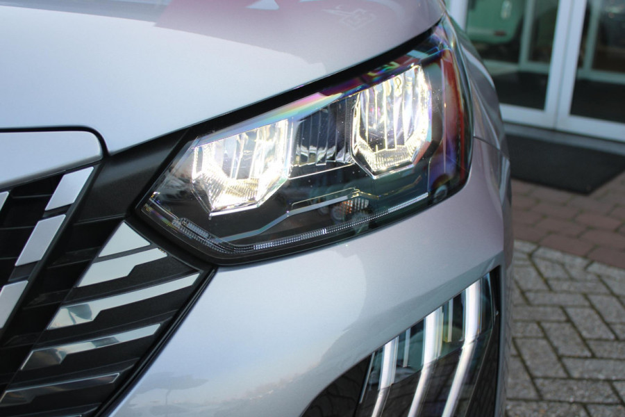 Peugeot 2008 1.2 Hybrid 136PK AUTOMAAT ALLURE | NIEUWE AUTO! | CAMERA VOOR + ACHTER | KEYLESS ENTRY/START | PARKEERSENSOREN VOOR + ACHTER | DODEHOEK DETECTIE | 17" LICHTMETALEN VELGEN | ADAPTIVE CRUISE CONTROL | CLIMATE CONTROL | STOEL VERWARMING | DRAADLOZE APPLE CARPLAY/ANDROID AUTO |