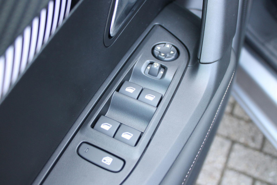 Peugeot 2008 1.2 Hybrid 136PK AUTOMAAT ALLURE | NIEUWE AUTO! | CAMERA VOOR + ACHTER | KEYLESS ENTRY/START | PARKEERSENSOREN VOOR + ACHTER | DODEHOEK DETECTIE | 17" LICHTMETALEN VELGEN | ADAPTIVE CRUISE CONTROL | CLIMATE CONTROL | STOEL VERWARMING | DRAADLOZE APPLE CARPLAY/ANDROID AUTO |
