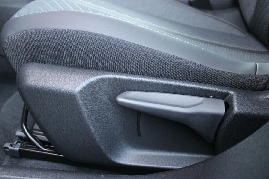 Peugeot 2008 1.2 Hybrid 136PK AUTOMAAT ALLURE | NIEUWE AUTO! | CAMERA VOOR + ACHTER | KEYLESS ENTRY/START | PARKEERSENSOREN VOOR + ACHTER | DODEHOEK DETECTIE | 17" LICHTMETALEN VELGEN | ADAPTIVE CRUISE CONTROL | CLIMATE CONTROL | STOEL VERWARMING | DRAADLOZE APPLE CARPLAY/ANDROID AUTO |