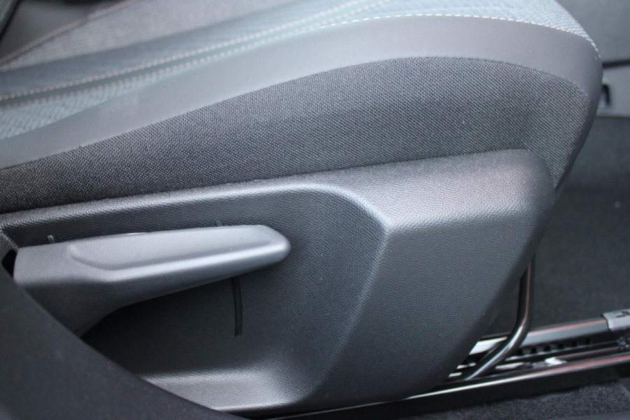 Peugeot 2008 1.2 Hybrid 136PK AUTOMAAT ALLURE | NIEUWE AUTO! | CAMERA VOOR + ACHTER | KEYLESS ENTRY/START | PARKEERSENSOREN VOOR + ACHTER | DODEHOEK DETECTIE | 17" LICHTMETALEN VELGEN | ADAPTIVE CRUISE CONTROL | CLIMATE CONTROL | STOEL VERWARMING | DRAADLOZE APPLE CARPLAY/ANDROID AUTO |