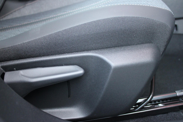 Peugeot 2008 1.2 Hybrid 136PK AUTOMAAT ALLURE | NIEUWE AUTO! | CAMERA VOOR + ACHTER | KEYLESS ENTRY/START | PARKEERSENSOREN VOOR + ACHTER | DODEHOEK DETECTIE | 17" LICHTMETALEN VELGEN | ADAPTIVE CRUISE CONTROL | CLIMATE CONTROL | STOEL VERWARMING | DRAADLOZE APPLE CARPLAY/ANDROID AUTO |