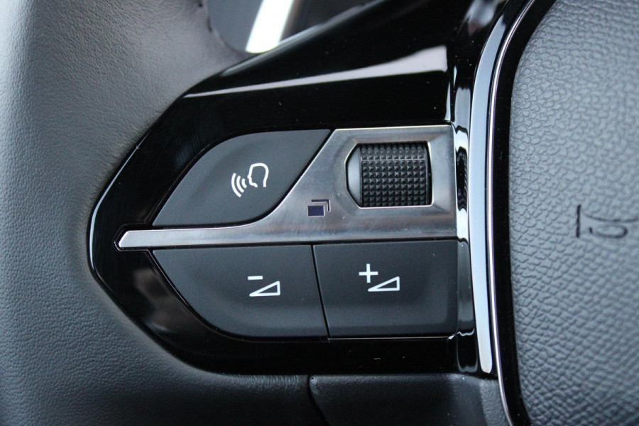 Peugeot 2008 1.2 Hybrid 136PK AUTOMAAT ALLURE | NIEUWE AUTO! | CAMERA VOOR + ACHTER | KEYLESS ENTRY/START | PARKEERSENSOREN VOOR + ACHTER | DODEHOEK DETECTIE | 17" LICHTMETALEN VELGEN | ADAPTIVE CRUISE CONTROL | CLIMATE CONTROL | STOEL VERWARMING | DRAADLOZE APPLE CARPLAY/ANDROID AUTO |