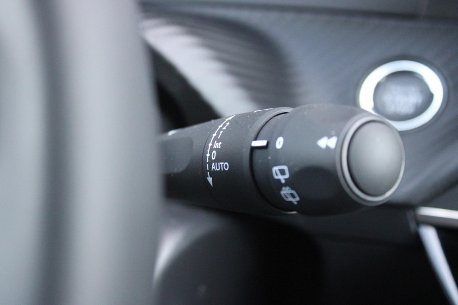 Peugeot 2008 1.2 Hybrid 136PK AUTOMAAT ALLURE | NIEUWE AUTO! | CAMERA VOOR + ACHTER | KEYLESS ENTRY/START | PARKEERSENSOREN VOOR + ACHTER | DODEHOEK DETECTIE | 17" LICHTMETALEN VELGEN | ADAPTIVE CRUISE CONTROL | CLIMATE CONTROL | STOEL VERWARMING | DRAADLOZE APPLE CARPLAY/ANDROID AUTO |
