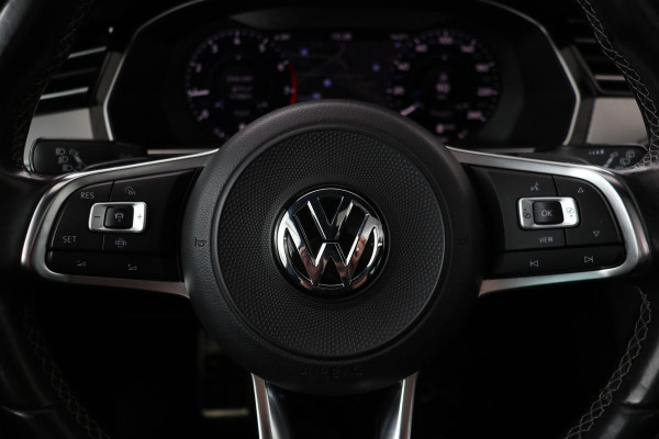 Volkswagen Passat 1.5 TSI R Line | Panoramadak | Nappaleder | Stoelverwarming | Camera | Keyless | Trekhaak | Adaptive cruise | Carplay | LED Plus | Carplay
