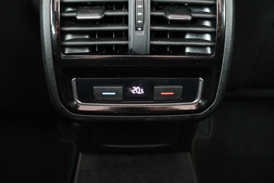 Volkswagen Passat 1.5 TSI R Line | Panoramadak | Nappaleder | Stoelverwarming | Camera | Keyless | Trekhaak | Adaptive cruise | Carplay | LED Plus | Carplay