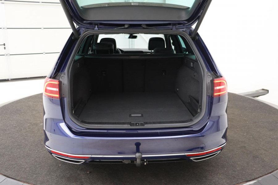 Volkswagen Passat 1.5 TSI R Line | Panoramadak | Nappaleder | Stoelverwarming | Camera | Keyless | Trekhaak | Adaptive cruise | Carplay | LED Plus | Carplay
