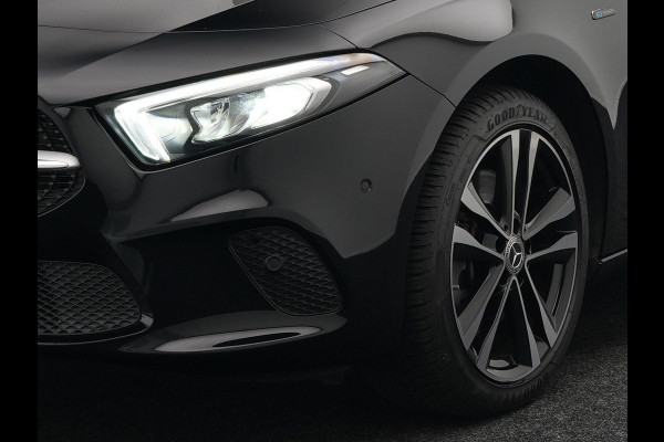 Mercedes-Benz A-Klasse 250 e Business Solution Luxury Plug in Hybrid PHEV | MBUX Widescreen | Camera | Carplay | Sfeerverlichting | Stoelverwarming |