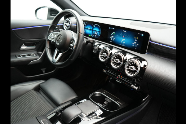 Mercedes-Benz A-Klasse 250 e Business Solution Luxury Plug in Hybrid PHEV | MBUX Widescreen | Camera | Carplay | Sfeerverlichting | Stoelverwarming |