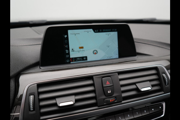 BMW 3 Serie Touring 320i Edition Luxury Line 184pk Automaat | Panodak | Trekhaak af Fabriek | Lederen Bekleding | LED Koplampen | 18"L.M | Navi Full Map | Stoelverwarming |
