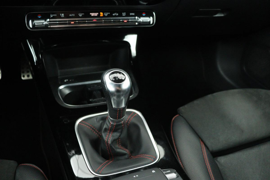 Mercedes-Benz A-Klasse 160 AMG Night | Stoelverwarming | Carplay | Camera | Leder/Alcantara | Widescreen | Navigatie | Full LED | Sportstoelen | Park Assist