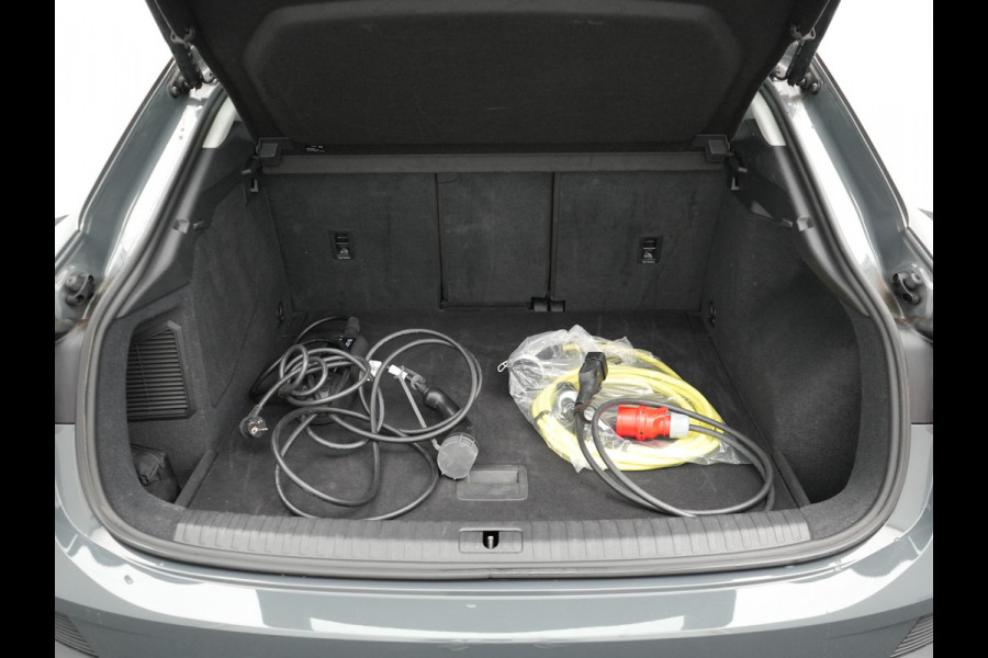 Audi Q3 Sportback 45 TFSI e Edition Plug in Hybrid Nano Grey Metallic 245pk PHEV | Navigatie | Adaptive Cruise | Trekhaak af Fabriek | Stoelverwarming | DAB | Climate Control | Virtual |