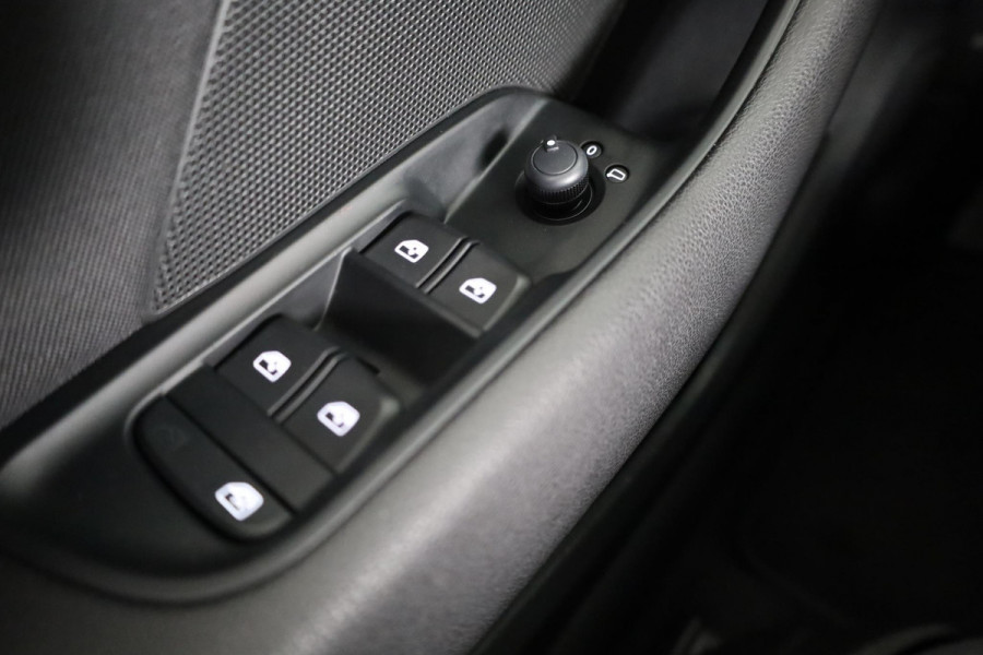 Audi A3 Sportback 40 e-tron Advance Sport 204pk Plug in Hybrid | Navigatie via App | Climatronic | Lichtmetalen velgen | S-line exterieur