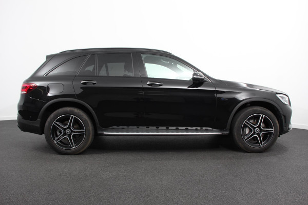 Mercedes-Benz GLC 300e 4MATIC 9G-tronic AMG Line Navigatie Cruise Control Parkeersensoren Stoelverwarming Panorama dak Matrix LED-koplampen Virtual Cockpit Surround-systeem Burmester Inductielader