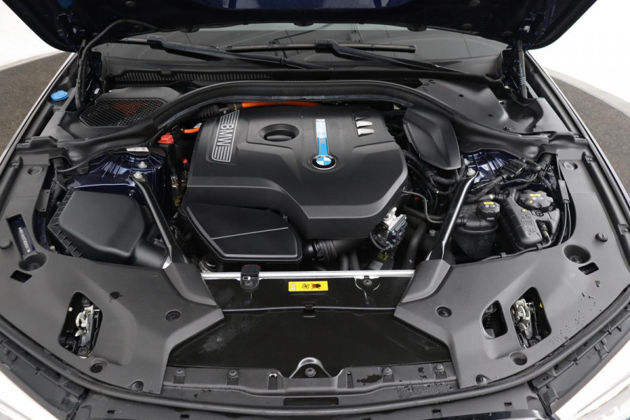 BMW 5 Serie 530e iPerformance M Sport | Stoelverwarming | Carplay | Alcantara | Camera | Sfeerverlichting | Adaptief LED | Navigatie | Sportstoelen