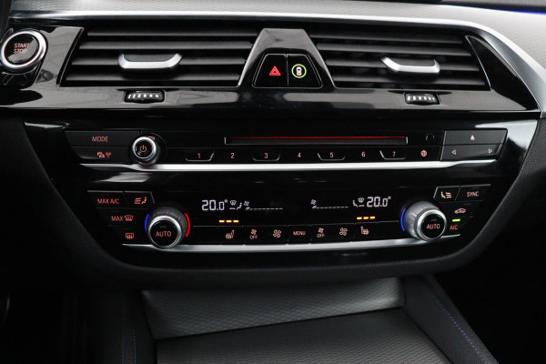 BMW 5 Serie 530e iPerformance M Sport | Stoelverwarming | Carplay | Alcantara | Camera | Sfeerverlichting | Adaptief LED | Navigatie | Sportstoelen