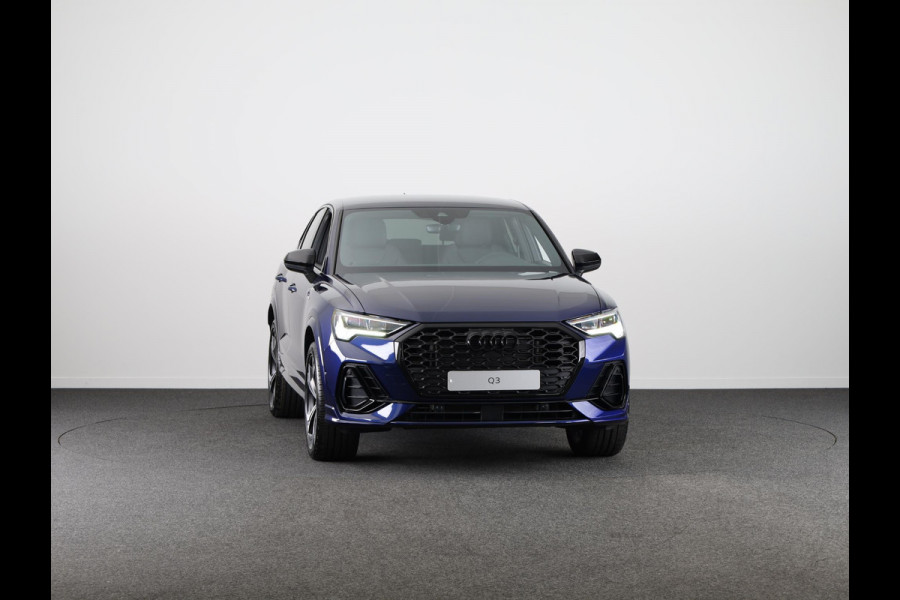 Audi Q3 Sportback 35 TFSI S Edition Competition leder interieur met rode stiksels, comfortsleutel, adaptive cruise control, verwarmbare voorstoelen, optiekpakket zwart plus